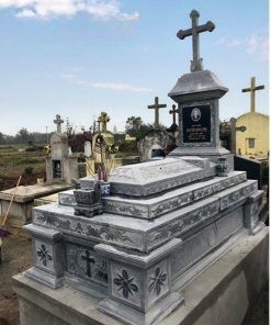 Mẫu mộ công giáo đá xanh đen được Đá Mỹ Nghệ Cát Tiến thi công tại Quảng Bình cũ (nay hiện là Quảng Bình) năm 2023