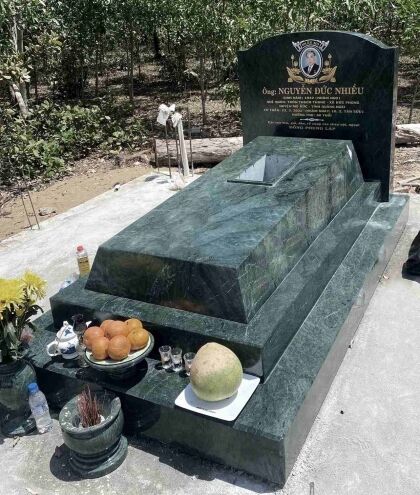 Cận cảnh mẫu mộ đá granite đẹp CT101