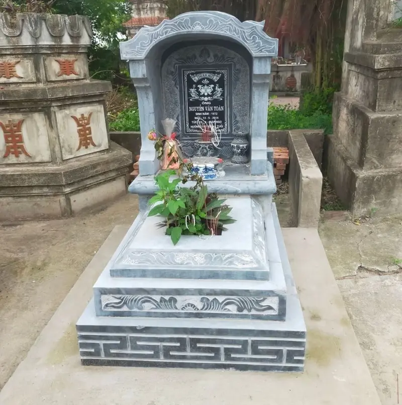 Mẫu mộ đá một mái hoa văn