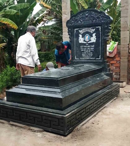 Các nghệ nhân của Đá Mỹ Nghệ Cát Tiến đang hoàn thiện mộ đá hoa cương đen CT104