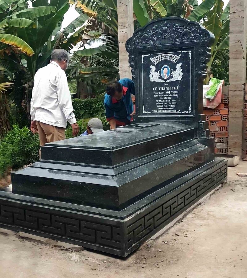 Các nghệ nhân của Đá Mỹ Nghệ Cát Tiến đang hoàn thiện mộ đá hoa cương đen CT104