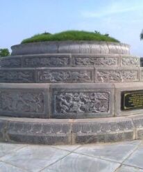 Mộ tròn đẹp CT59 có thiết kế rộng, nằm trên khu đất bằng phẳng và cảnh quan thiên nhiên xanh mát