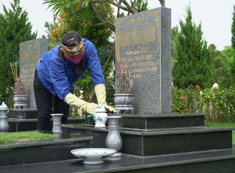 Cần phải vệ sinh mộ đá thường xuyên để không bị bụi bẩn, phủ rêu
