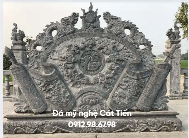 Căn chỉnh khoảng cách các chữ và các dòng để không bị lệch hoặc chen chúc, giữ bố cục hài hòa với các chi tiết hoa văn xung quanh