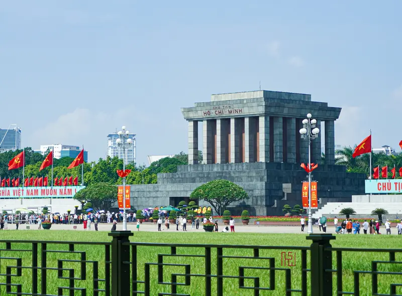 Lăng Chủ tịch Hồ Chí Minh với kiến trúc uy nghi, bề thế giữa Quảng trường Ba Đình 