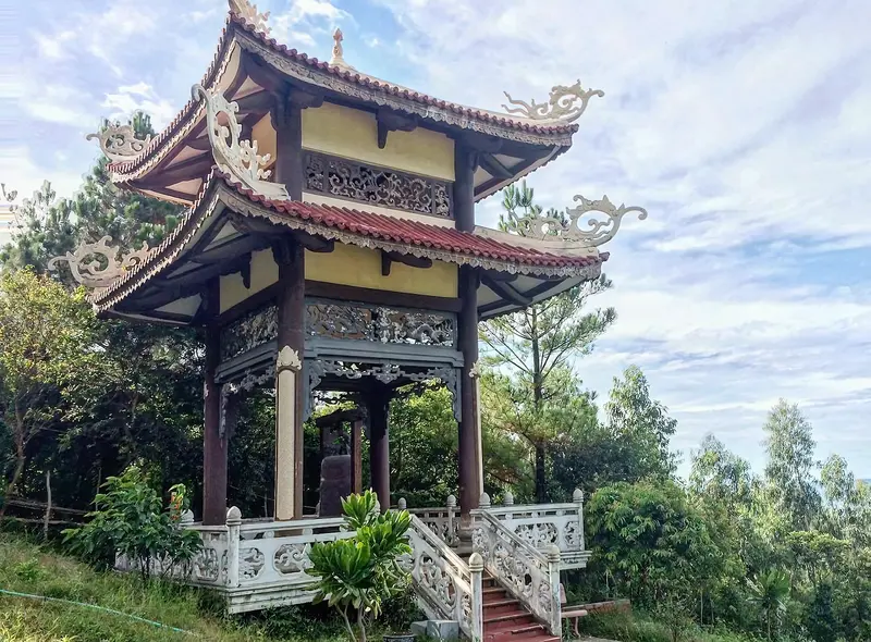 Nơi an nghỉ của Đại tướng được bao quanh bởi núi non và biển cả, hài hòa với cảnh sắc yên bình của Vũng Chùa 