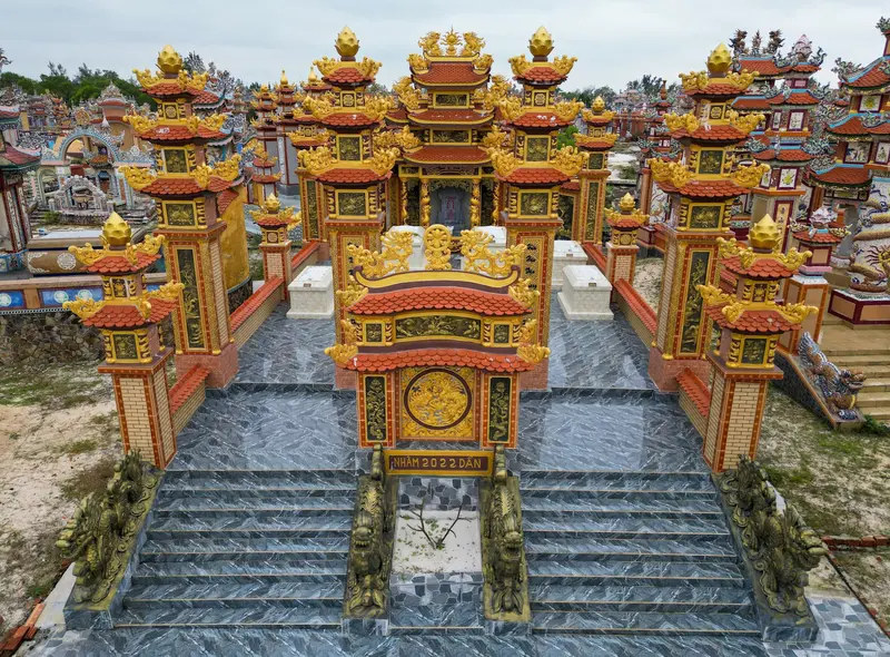 Khu lăng mộ làng An Bằng được mệnh danh là “thành phố lăng mộ”, nổi bật với hàng trăm lăng mộ nguy nga, rực rỡ sắc màu 