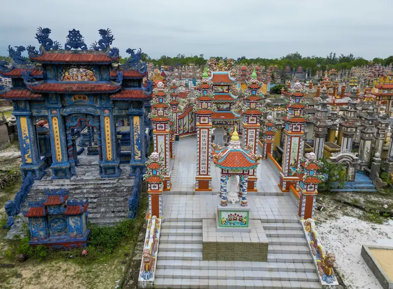 Khu lăng mộ An Bằng quy tụ những công trình chạm khắc tinh xảo, pha trộn kiến trúc truyền thống và hiện đại 