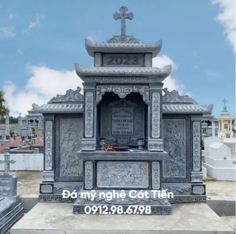 Đá mỹ nghệ Cát Tiến cung cấp mẫu lăng mộ đá thiên nhiên bền đẹp, vững chãi và hợp với từng gia chủ