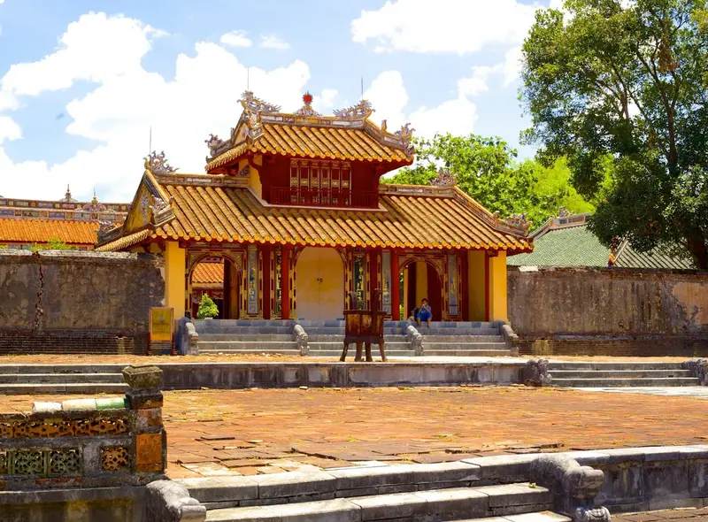 Quần thể lăng tẩm rộng lớn, uy nghi nhưng vẫn toát lên sự tĩnh lặng và trang nghiêm đặc trưng của đất cố đô 