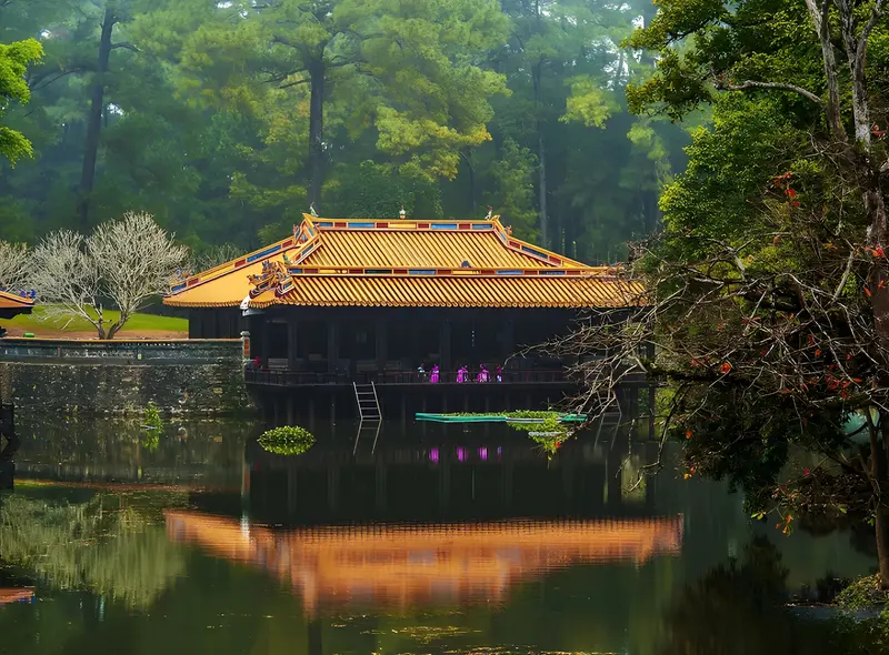 Lăng mộ vua Tự Đức có kiến trúc thơ mộng, hài hòa với cảnh quang thiên nhiên 