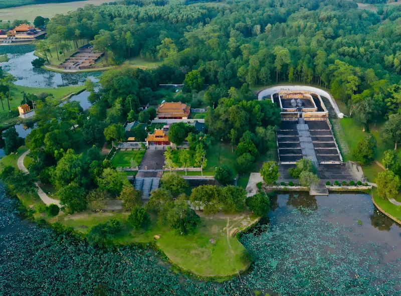 Lăng Gia Long nằm giữa không gian núi sông hùng vĩ, gồm nhiều lăng nhỏ trải rộng trên diện tích lớn, tạo thành quần thể bề thế 