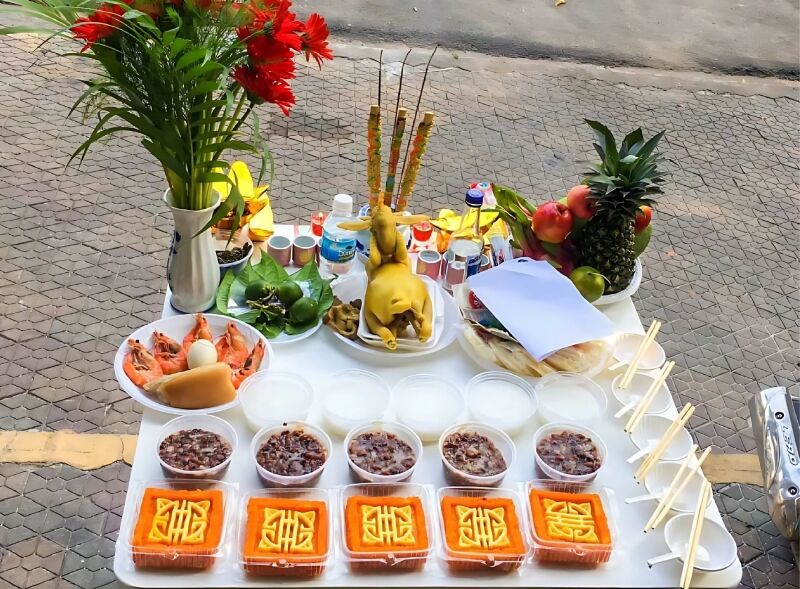 Mâm lễ truyền thống được chuẩn bị đầy đủ trước khi rải đá thạch anh