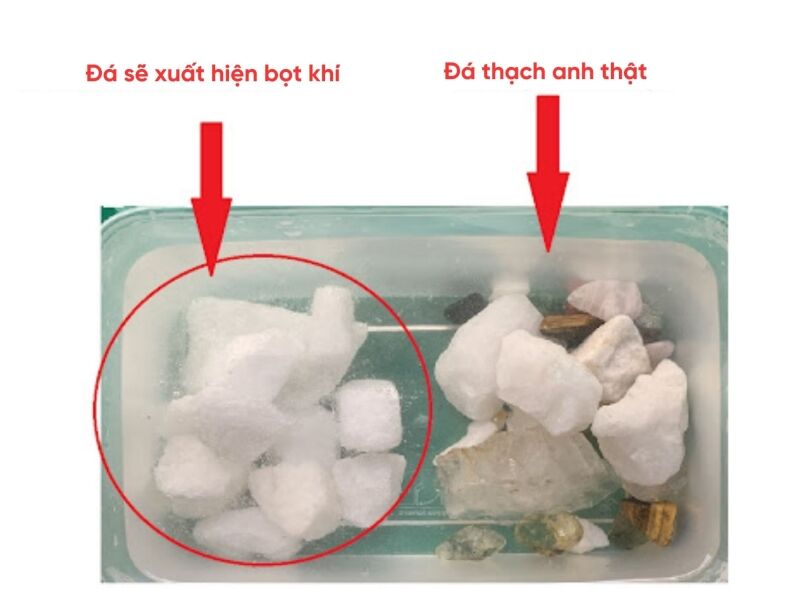 Ngoài cách phân biệt bằng mắt thường, gia chủ có thể cầm để cảm nhận độ mát của đá thạch anh thật&nbsp;