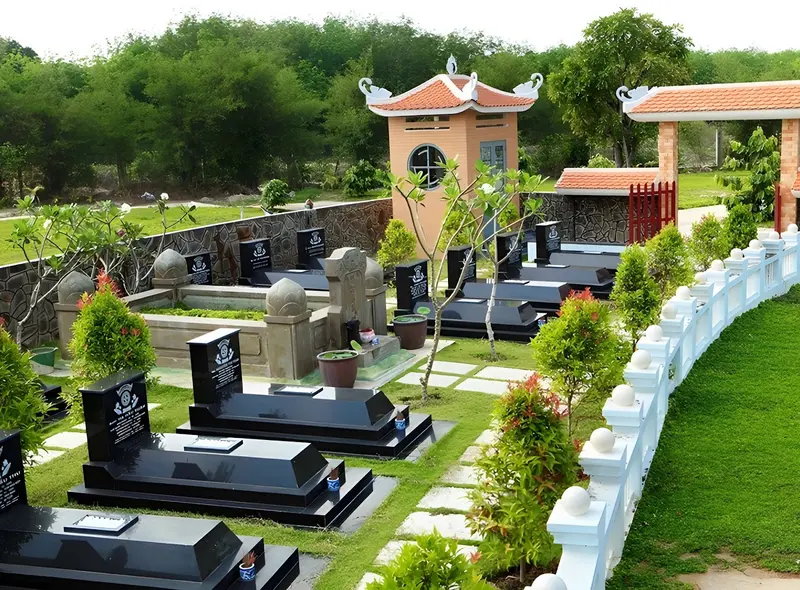 Mẫu khuôn viên lăng mộ gia đình được bố trí nhiều cây xanh bao quanh
