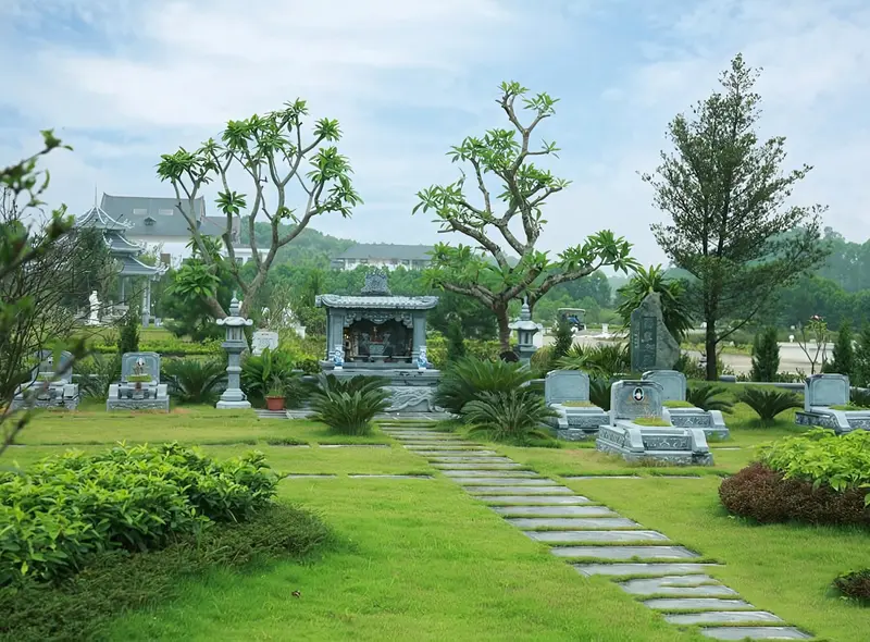 Để xây dựng một khuôn viên lăng mộ đẹp nên bố trí cây xanh xung quanh để tạo sự thoáng đãng và trang nghiêm