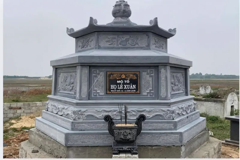 Mộ đá đơn hình lục giác hoặc bát giác mang ý nghĩa cát tường, may mắn và trấn trạch