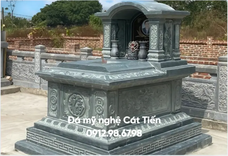 Mộ đá đơn 1 mái có thêm phần mái che duy nhất, tạo cảm giác thanh thoát nhưng vẫn đủ bảo vệ khu vực bia mộ