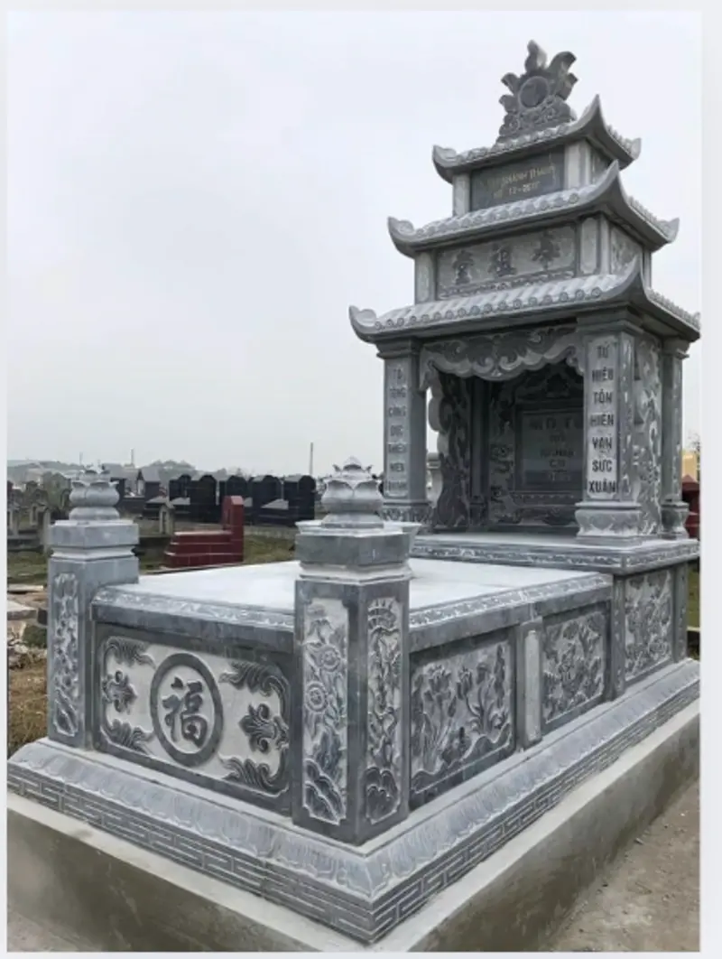 Mộ đá đơn 3 mái có thiết kế uy nghi, bề thế, thể hiện sự kính trọng, tôn nghiêm và cầu mong phúc lộc trường tồn cho con cháu 