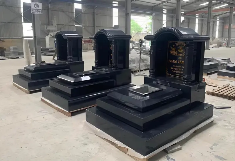 Kích thước mộ đá tam cấp có mái lớn bảo vệ công trình khỏi thời tiết