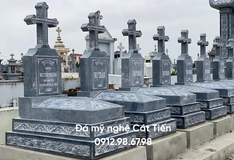 Mộ đá tam cấp xanh đen Công giáo mang lại sự trang nghiêm, thanh tịnh