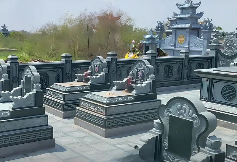 Mộ đá tam cấp chuẩn phong thủy tôn nghiêm, phù hợp không gian nghĩa trang 