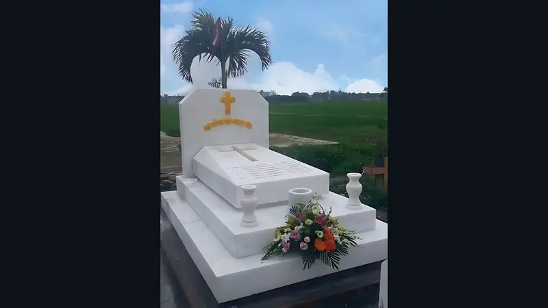 Mẫu lăng mộ Công giáo được chế tác bằng đá trắng toát lên vẻ tinh khiết và đầy trang trọng