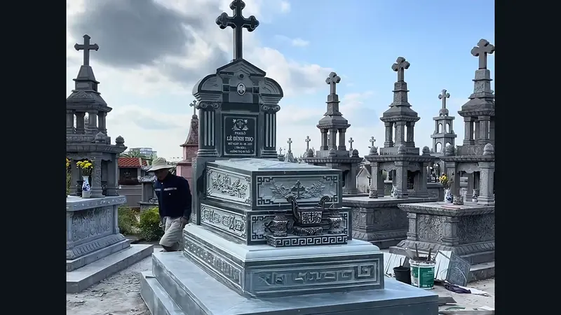 Mẫu lăng mộ Công giáo được chế tác bằng đá xanh rêu có độ cứng tốt, bền bỉ theo thời gian