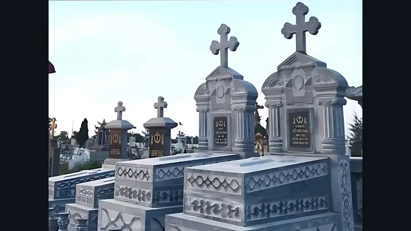 Mẫu lăng mộ Công giáo họa tiết hoa lá tây kết hợp với họa tiết hình học đơn giản nhưng vẫn đầy trang nghiệm
