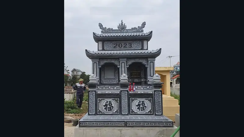 Lăng mộ đá đôi nổi bật với kiến trúc đối xứng, đồng bộ và không gian thờ chung