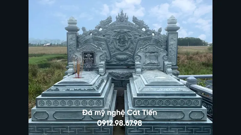 Đá mỹ nghệ Cát Tiến là đơn vị uy tín tại Ninh Bình chuyên thiết kế và thi công lăng mộ đá đôi nguyên khối với mẫu mã tinh xảo, giá cả hợp lý và dịch vụ trọn gói từ tư vấn đến lắp đặt