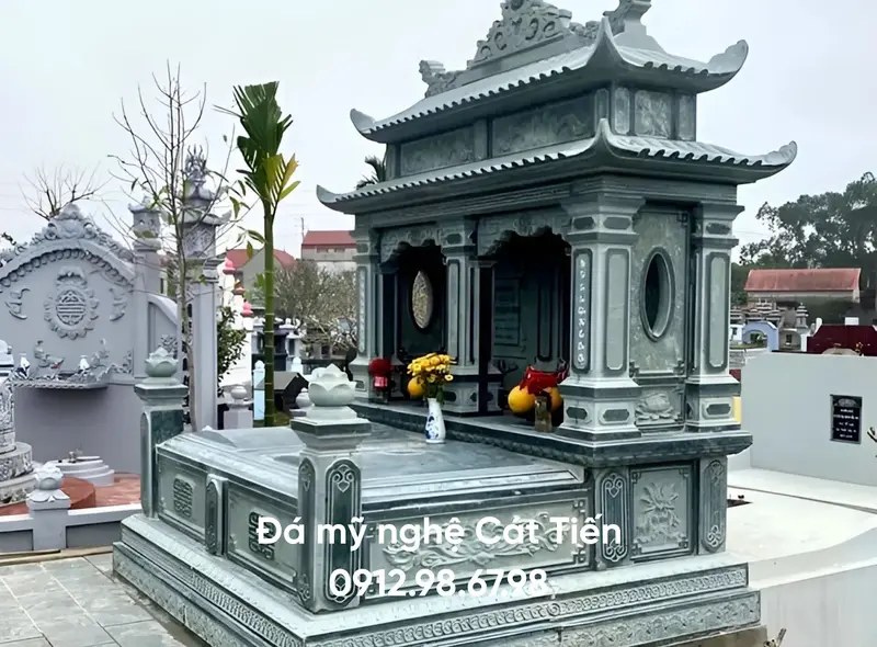 Đá mỹ nghệ Cát Tiến cung cấp mẫu lăng mộ đá đôi xanh rêu nguyên khối với thiết kế mềm mại, tôn nghiêm và hoa văn tinh xảo&nbsp;