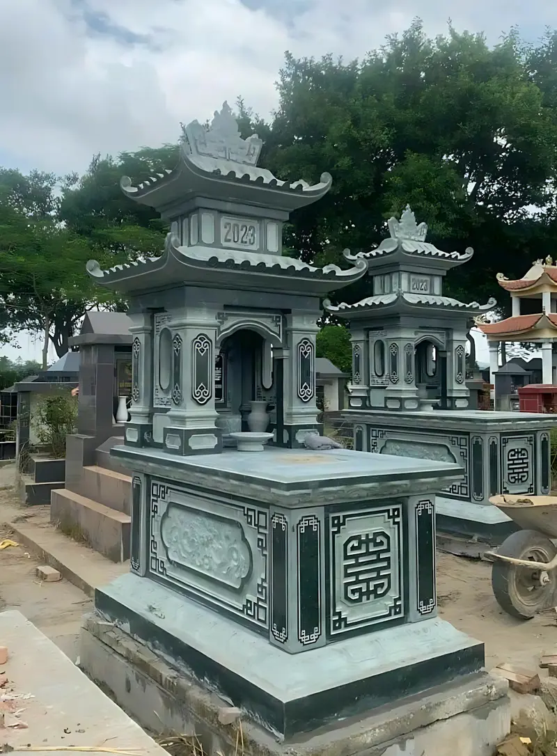 Lăng mộ đá đôi xanh rêu&nbsp; được làm từ đá tự nhiên nguyên khối, có khả năng chịu nhiệt và chống ẩm vượt trội 