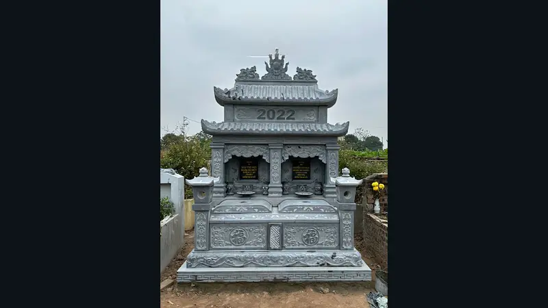 Mẫu lăng mộ đá đôi chất liệu xanh đen hai mái kết hợp họa tiết cổ điển, tạo chiều sâu tâm linh