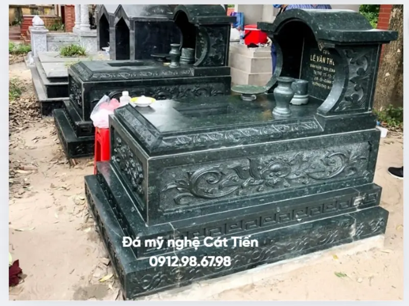 Đá mỹ nghệ Cát Tiến cung cấp các sản phẩm lăng mộ đá đơn xanh rêu được chạm khắc tinh xảo bởi các nghệ nhân dày dặn kinh nghiệm