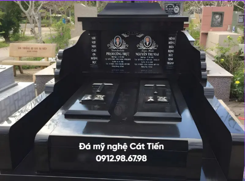 Đá mỹ nghệ Cát Tiến cung cấp mẫu mộ đôi ốp đá hoa cương đen nguyên khối, thiết kế hiện đại, đường nét vuông vức, bề mặt bóng gương