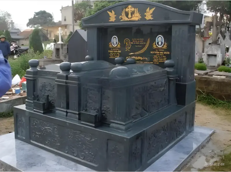 Lăng mộ đá hoa cương trong hình là biểu tượng cho sự vững chãi, trường tồn và trang nghiêm, thể hiện lòng thành kính sâu sắc của con cháu đối với tổ tiên