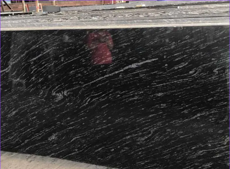 Đá hoa cương đen vân trắng với bề mặt bóng gương có vẻ đẹp sang trọng, bền bỉ