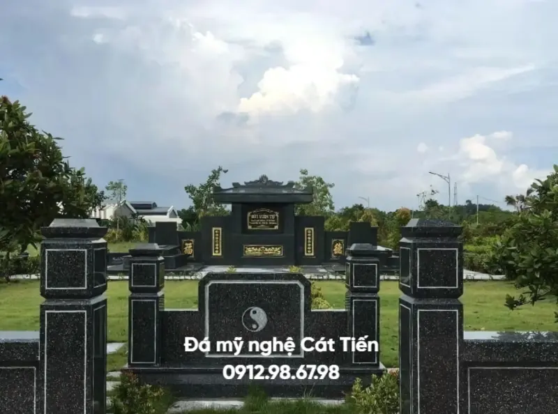 Đá mỹ nghệ Cát Tiến cung cấp khu lăng mộ đá hoa cương nguyên khối quy mô lớn, bố trí đầy đủ các hạng mục: mộ, lăng thờ, lan can và cổng vào