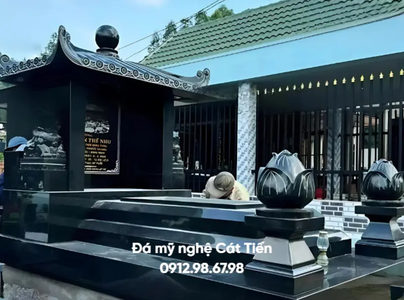 Đá mỹ nghệ Cát Tiến cung cấp mẫu lăng mộ đá hoa cương một mái cong được chạm khắc họa tiết tinh tế