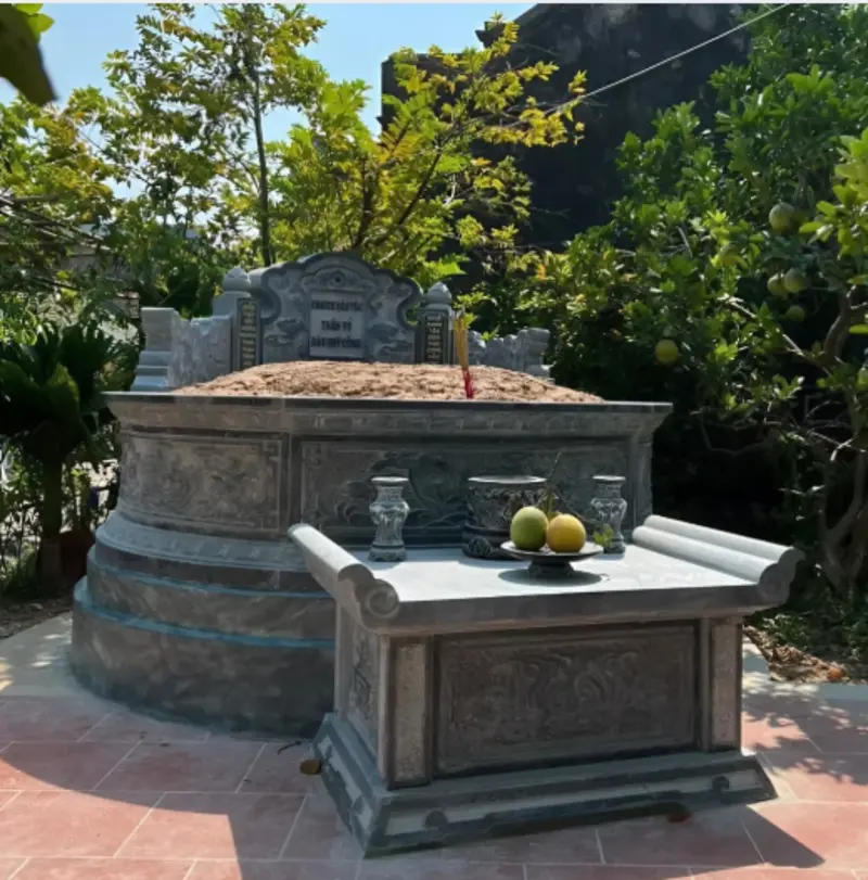 Mẫu lăng mộ tổ tròn được che chế tác từ đá xanh đen nguyên khối mang lại cảm giác vững vàng, mạnh mẽ