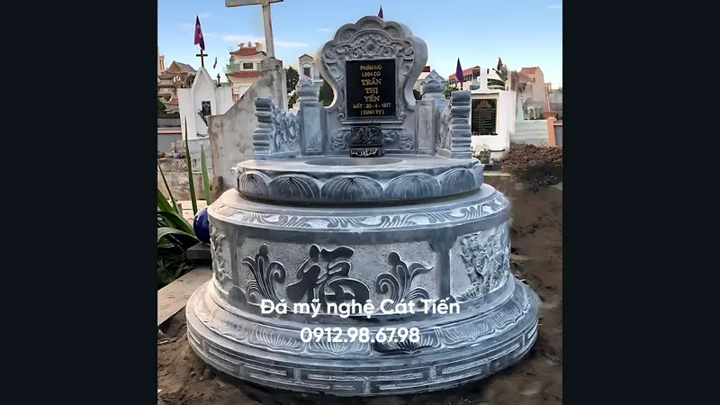 Gia chủ nên cân nhắc về chất liệu đá, kiểu dáng hài hòa phong thủy và đơn vị thi công có kinh nghiệm để đảm bảo công trình trang nghiêm, bền đẹp theo thời gian