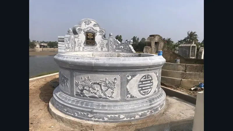 Mẫu lăng mộ đá tròn đẹp với thiết kế gọn gàng cùng lỗ thông thiên vừa phải