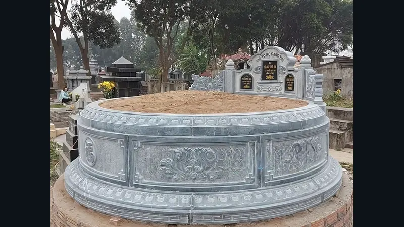 Lăng mộ tròn với kích thước lớn, thể hiện sự bề thế, uy nghiêm