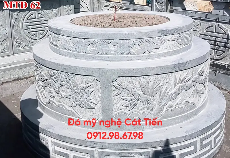Đá mỹ nghệ Cát Tiến cung cấp mẫu lăng mộ tròn ba tầng mang lại cảm giác vững chãi và hài hòa trong tổng thể