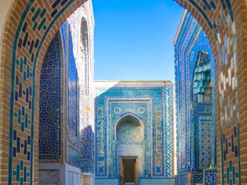 Mái vòm và tường phủ gạch men nhiều màu sắc của Shah-i-Zinda