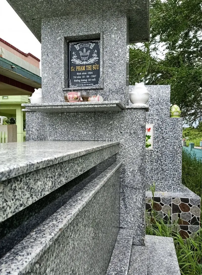 Mẫu mộ ốp đá Granite Trắng Suối Lau có màu sắc sáng trang nhã, mang lại vẻ thanh khiết cho nơi an nghỉ