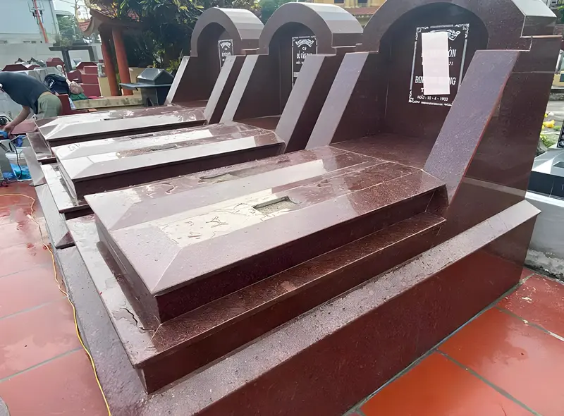 Mộ ốp đá Granite đỏ Ruby nổi bật với gam màu đỏ sang trọng, tạo cảm giác ấm áp và trang nghiêm