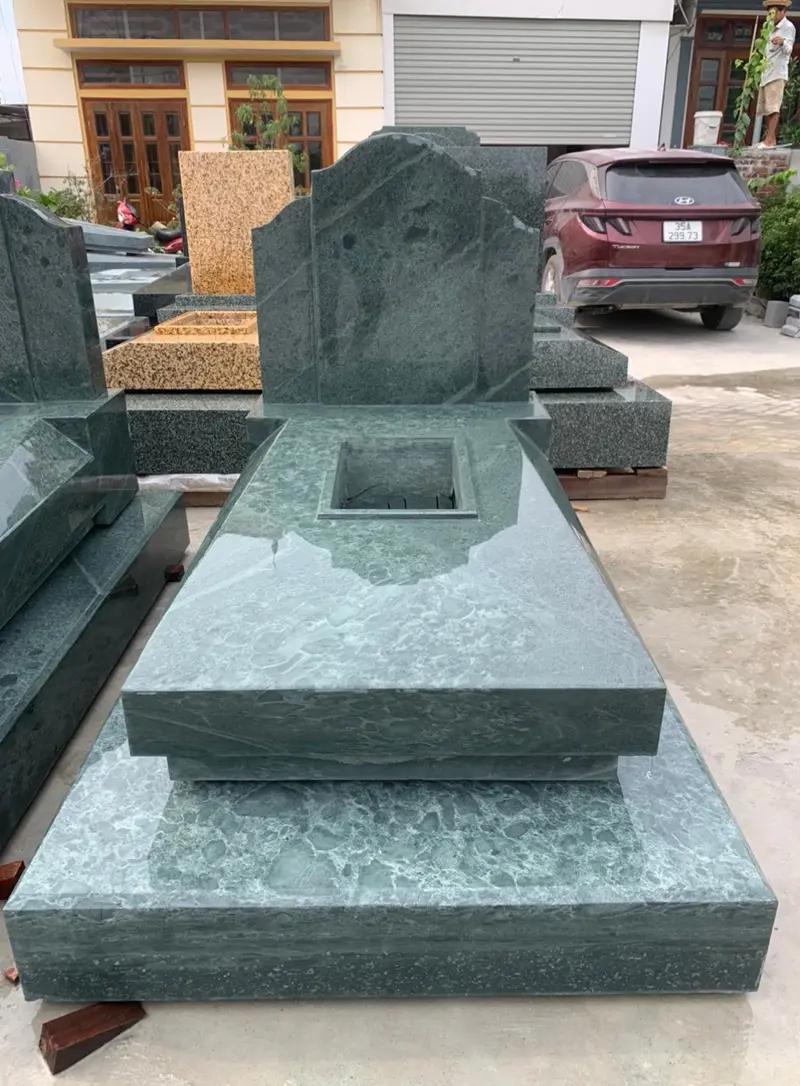 Mẫu mộ ốp đá hoa cương màu xanh ngọc, mang lại cảm giác an yên và bảo bọc cho linh hồn người đã khuất 