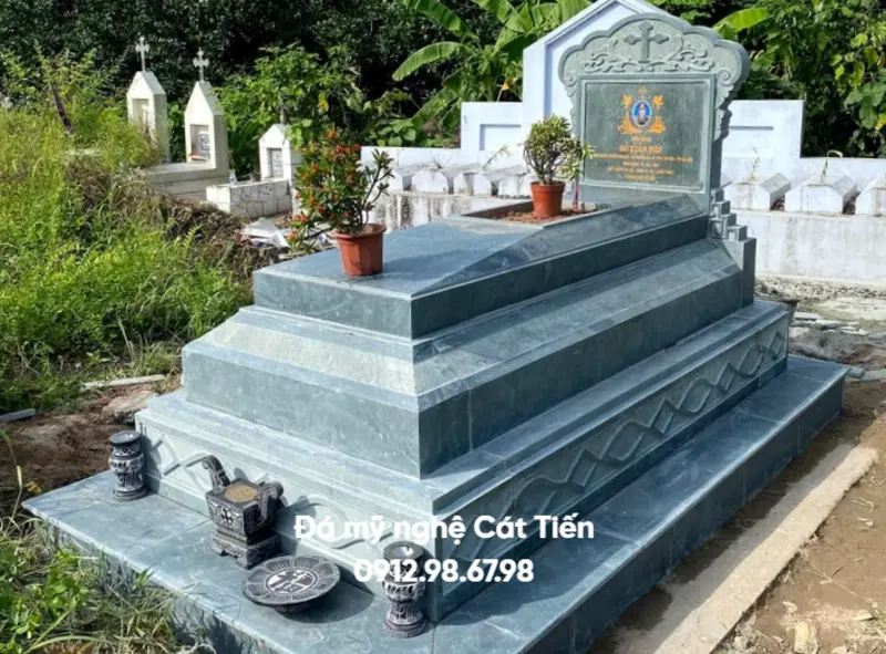 Đá mỹ nghệ Cát Tiến cung cấp mẫu Lăng mộ đá Công Giáo được chế tác từ đá tự nhiên nguyên khối